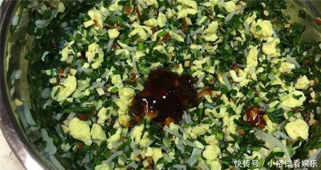 想吃韭菜盒子不用买,学会这个做法,个个皮薄馅大不出汤,真香