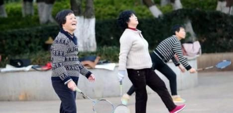 百岁老人“血管”年轻像70岁，养生与喝水睡觉无关，与此3事有关