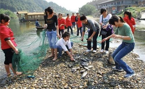 石台常年水流不断的瀑布，不仅可以漂流，还惊现华南虎的踪迹