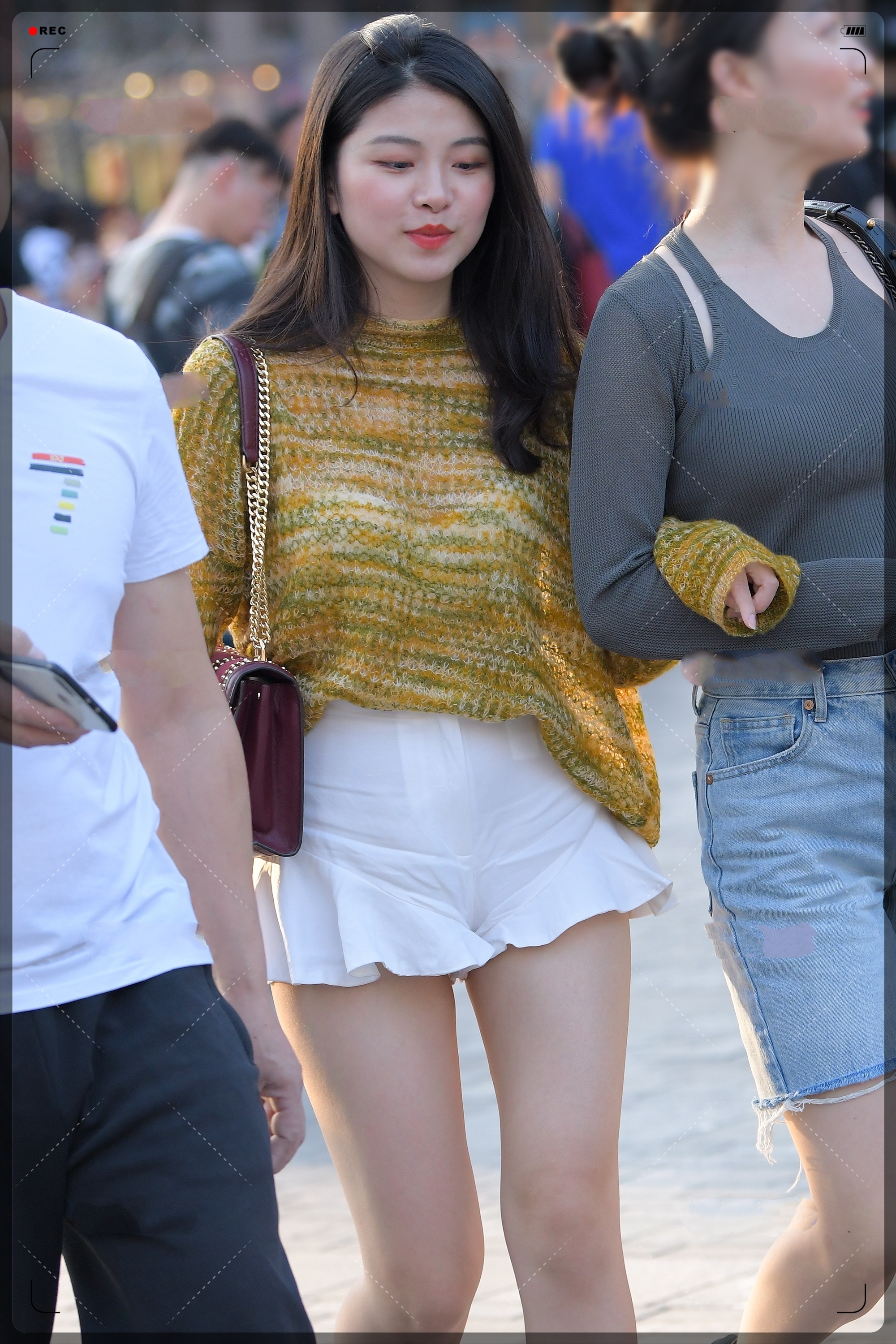 暖黄色针织镂空毛衣搭配港风褶皱a字短裤,青春靓丽,活泼可人