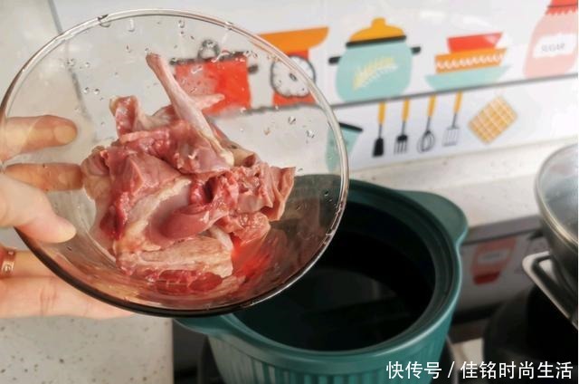 拥有非常|鸽子汤用什么辅料这几种食材是“良配”,汤鲜肉嫩,营养翻倍