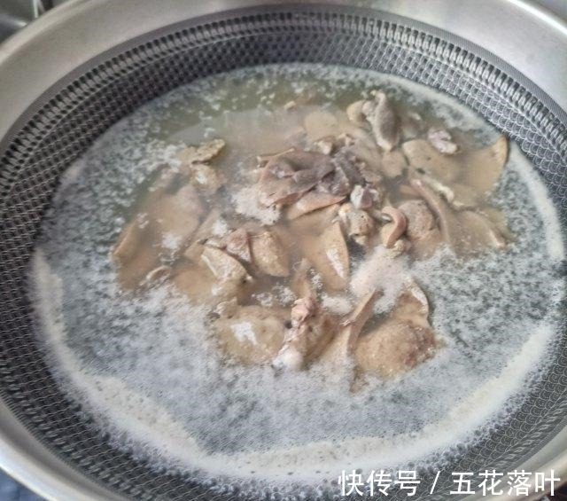 红油|红油猪肝面，香辣过瘾，顺滑爽口！