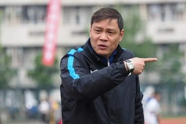 范志毅|范志毅社媒晒全家福,第三任妻子靓丽出镜,女儿浓妆艳抹甜美动人