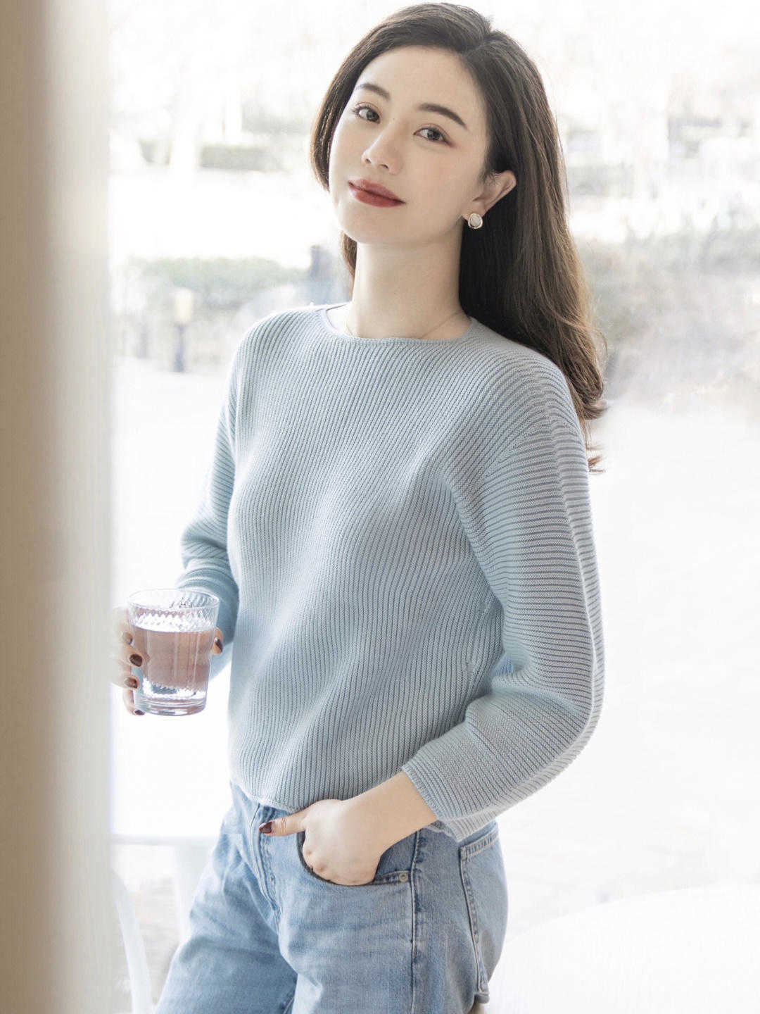 牛仔裤|秋季,针织衫是衣柜必备,搭配牛仔裤高级时髦,极简穿搭照样高级