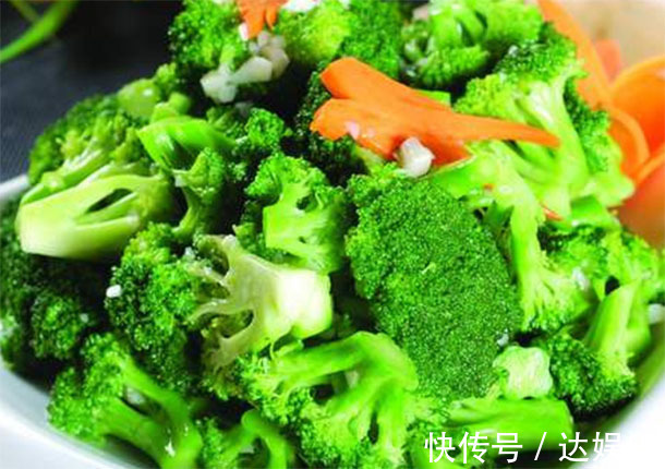 皮肤|女人上了年纪后不仅皮肤衰老身材也会变胖,多吃绿色菜,瘦身养颜