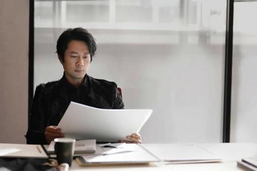 谭凯生动诠释漫画家杜珈牧 回顾往事揭开错综感情线