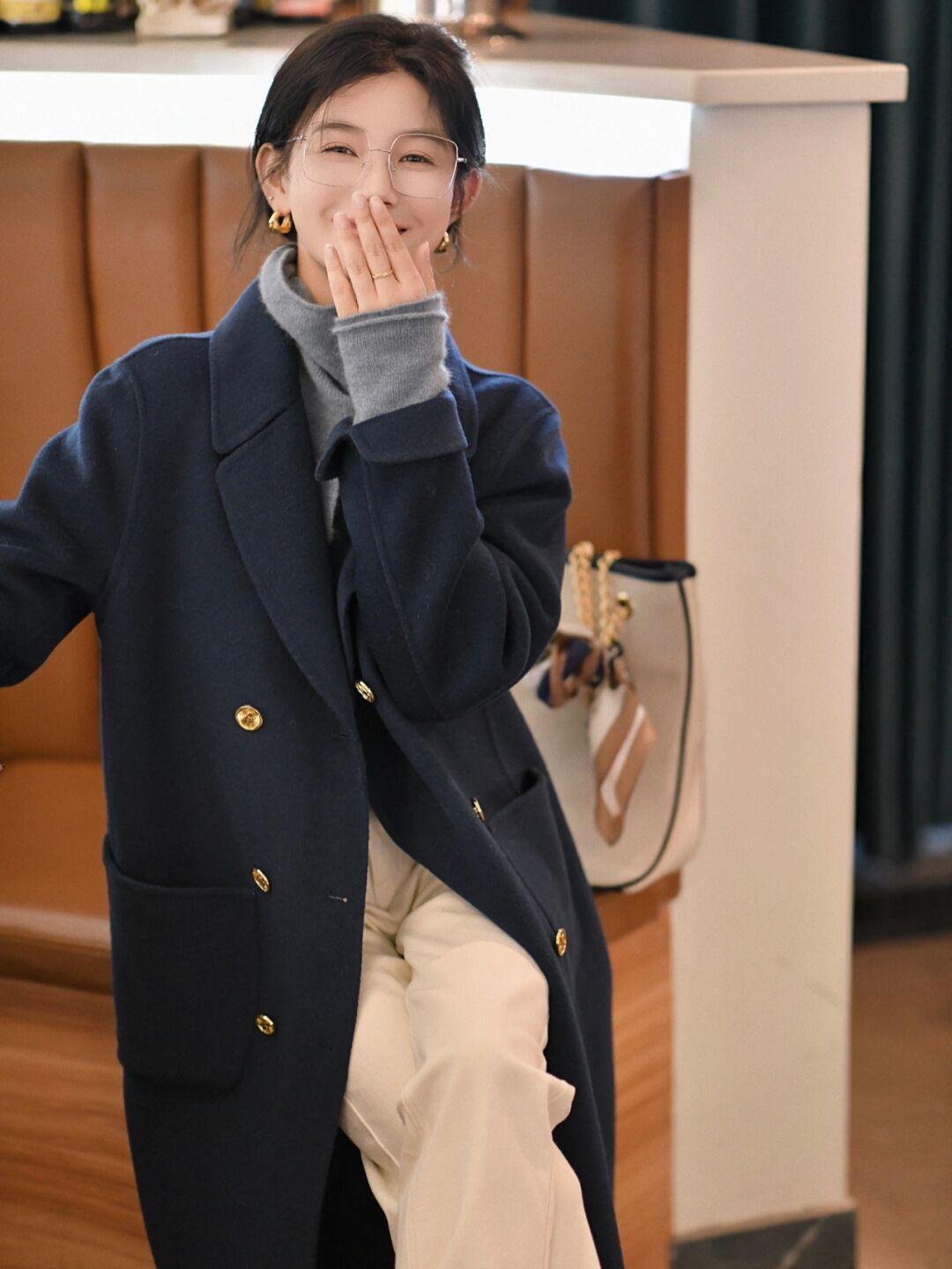 优雅|这个秋天熟女都爱穿“大衣+高领衫”,优雅知性,关键还很保暖