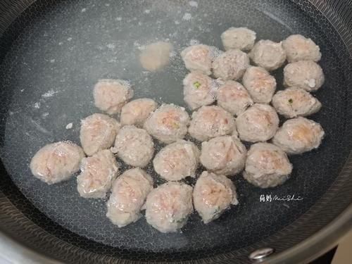  孩子|天冷了，给孩子煮一锅大白菜肉丸汤，汤鲜肉嫩，营养又美味！