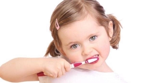 口腔|宝宝多大开始刷牙?很多父母陷入了三个“误区”,难怪娃长龋齿