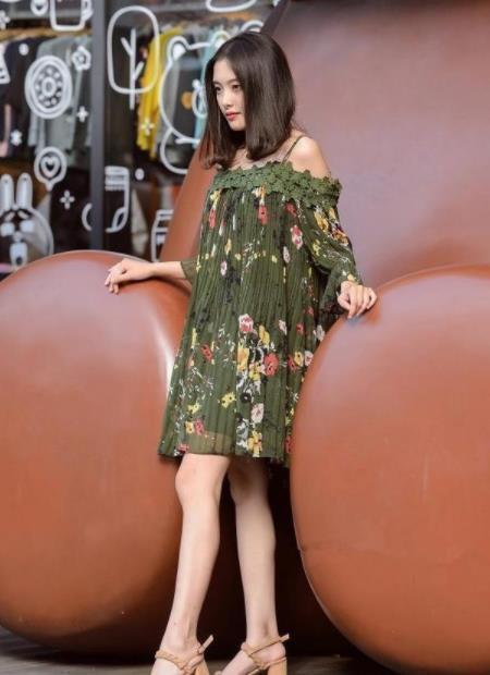 街拍:光彩照人的美女,蓝色吊带配毛边短裤,女神范十足