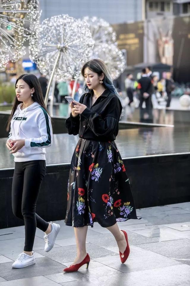 街拍:拥有成熟婉约气质,走在街头的美女,尽显青春靓丽