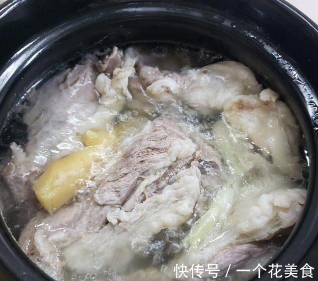 小炒泡馍，馍筋爽滑，料重味纯，酸辣开胃！