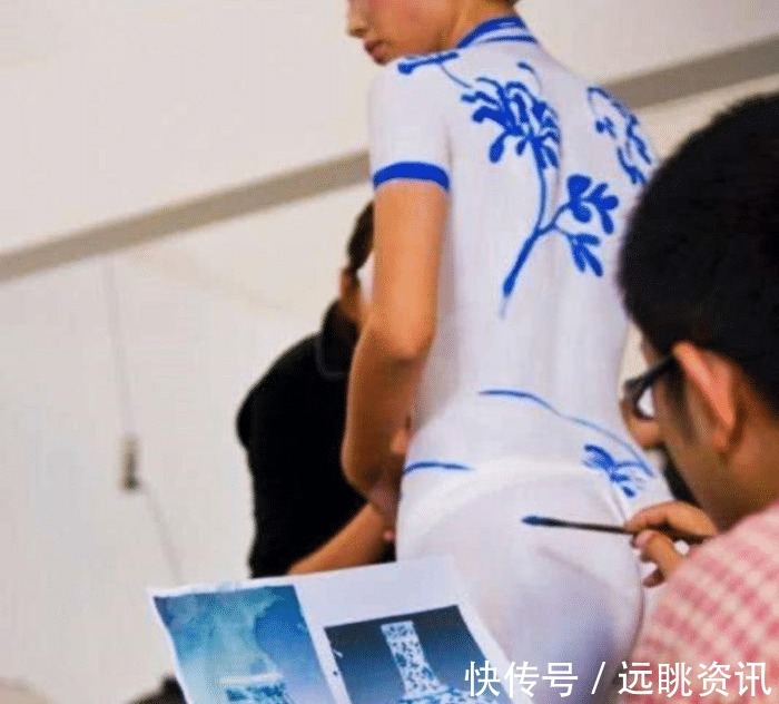 全身|19岁女生尝试全身彩绘后在街上闲逛,公交站被发现尴尬了