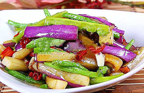 茄子一炒就变黑，教你一个小诀窍，炒出来的茄子好看又好吃