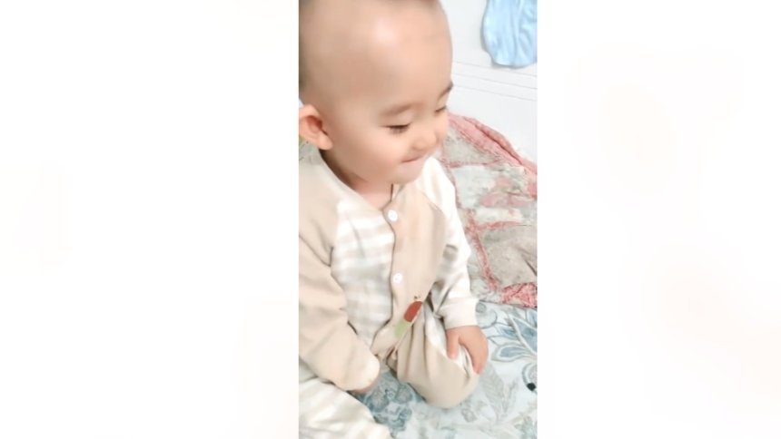 两兄弟|哥哥咿咿呀呀逗弟弟,画面好暖好温馨,网友:眼神真的是萌翻了!