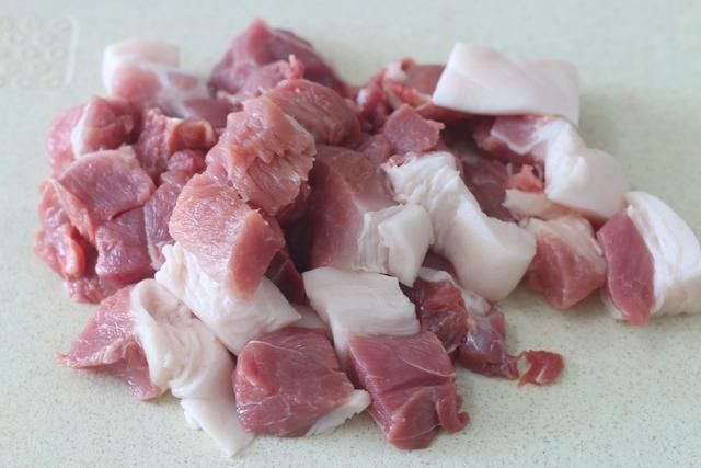 煮肉丸紫菜汤,不要加淀粉和鸡精了,肉丸嫩汤鲜美,诀窍公开