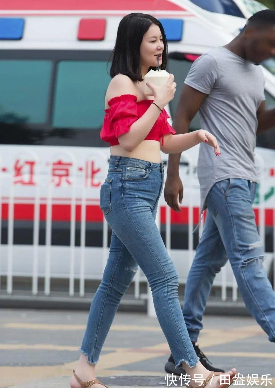 惊艳 “烂大街”的牛仔裤,只要你稍加搭配,同样呈现意想不到的惊艳!