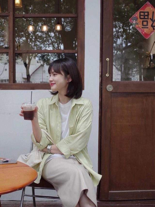 穿搭|今年秋天流行这样穿，看完你就学会了，T恤叠穿也可以那么美