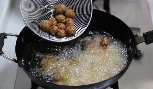 炸牛肉丸子为什么要加馒头？掌握这个小技巧，口感松软不发硬