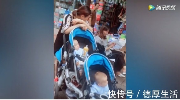 弟弟|奶奶一人带三胞胎上街,一手推三车,前排弟弟的反应太可爱