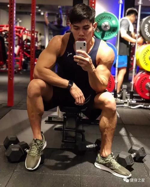 慕不慕|185cm肌肉教练“浴室照”爆火,倒三角身材公狗腰也太撩了吧……