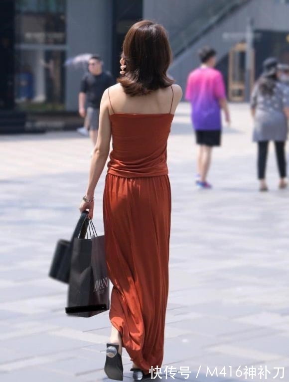 穿着 穿着裙子太省心了,漂亮又好看,穿着洋气又显轻盈!