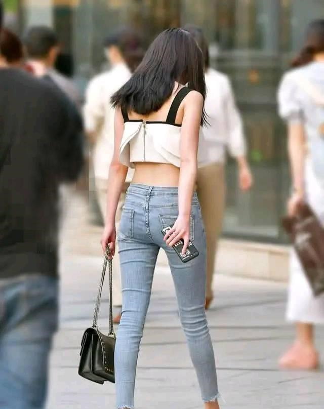 气质 美丽的美女，吊带衬衫配牛仔裤，展现出高挑型的美丽，气质迷人！