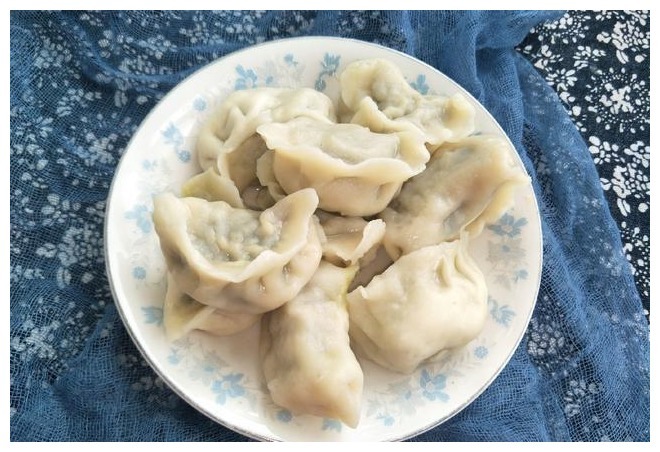 速冻饺子怎么煮用冷水还是热水，教你正确做法，不破皮不露馅