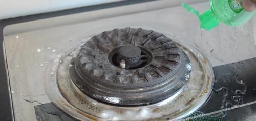 煤气灶台|厨房灶台怎么洗干净?教你不用一滴水,轻松去除灶台油污,真管用