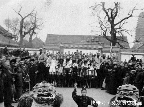 老照片|罕见老照片：街头舞龙踩高跷，第二张是溥仪正在接待日本人！