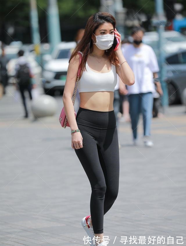 鞋包 黑白运动装搭配粉色鞋包,低调性感,时尚可爱!