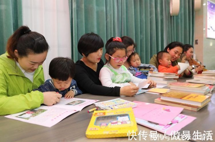 家长|3岁萌娃调皮爬暖气管,动作矫健迅速,网友:少侠你尿不湿要掉了