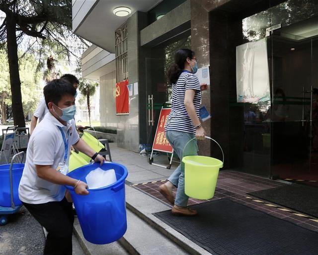 超门店|为了给医护人员制冰送冰，这家大型商超门店清空了所有冰柜