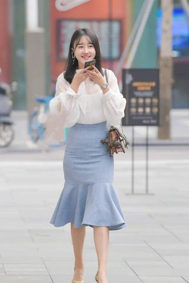 修饰身形|美女街拍:抛弃了“A字裙”,又迎来了“鱼尾裙”,难怪女孩爱不释手!