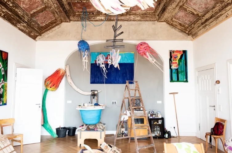 巨人国!她画油画,他做雕塑,这对艺术情侣直接建了一个“巨人国”