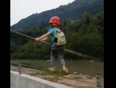 |搞笑GIF：妹子 有斑马线你们不 非要去翻护栏 这下尴尬了吧