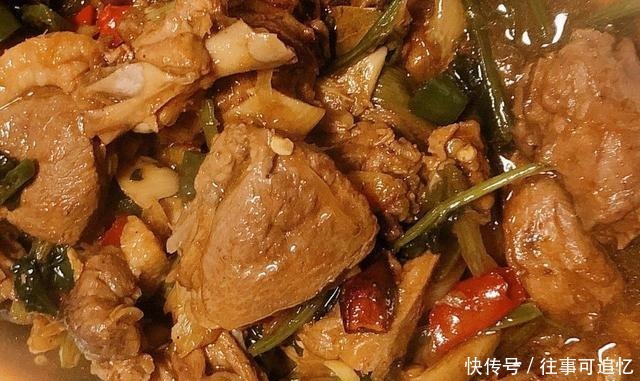 用啤酒炖鸭肉,鸭肉软嫩鲜香,不柴也不腥,下酒又下饭,全家都爱