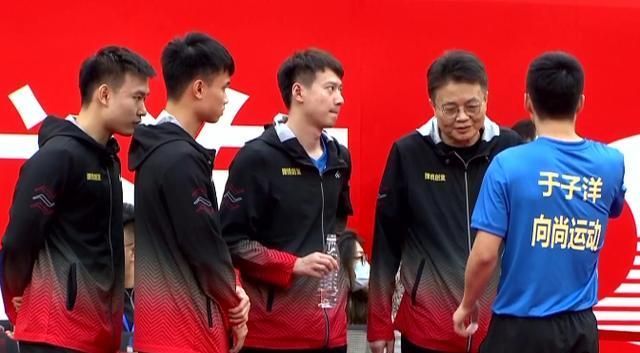 齐菲|国乒世界冠军被打0-11!对手10-0后放水,自己主动失误,教练苦笑