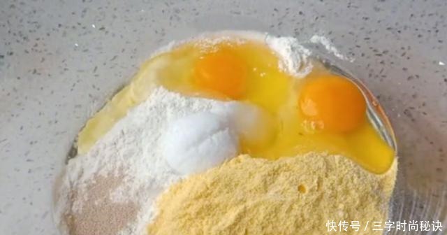 简单|一碗玉米面两个鸡蛋,简单一搅,放锅里一蒸,比蛋糕还好吃