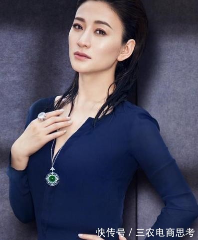 有色&李小冉戴翡翠温婉娴静、典雅大方!翡翠作为饰品究竟能有多优秀!