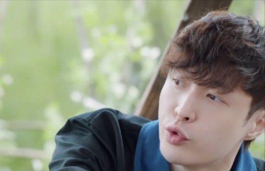 三线|同样吃粉,彭昱畅和张艺兴吃相不同,此就是三线和顶流的差距吗?