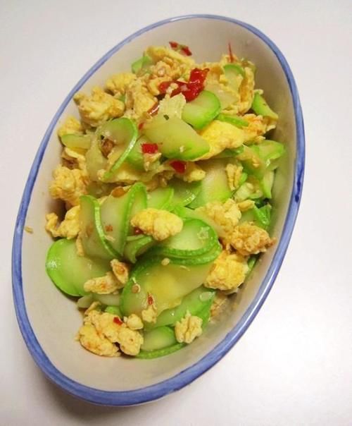  美食推荐：西葫芦炒鸡蛋，红烧马鲛鱼，青椒炒腊肉的做法