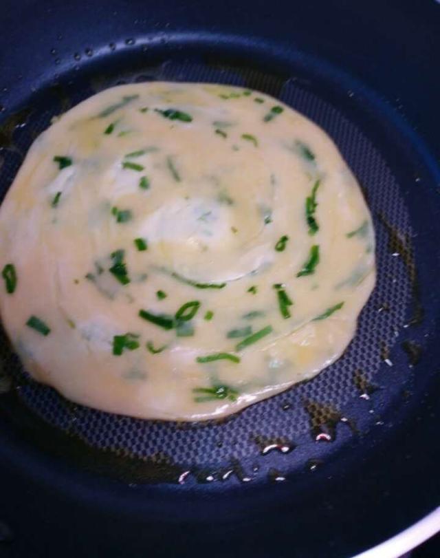 乡下婆婆告诉你一个盐葱饼的新吃法,外酥里嫩,把我都给吃撑了