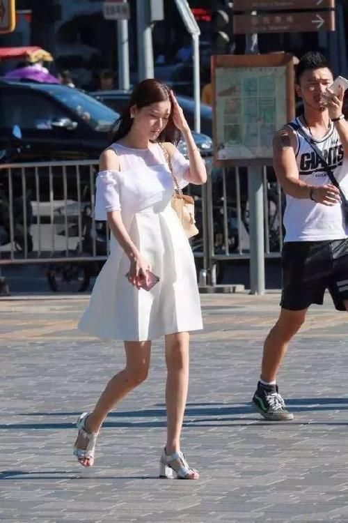 美女脚上一双裸色的高防水台高跟鞋，让她看上去更加的有时尚韵味