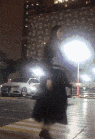 |搞笑GIF：请问 这结构妹子穿高跟鞋该怎么办？ 我只想静静的呆在下面