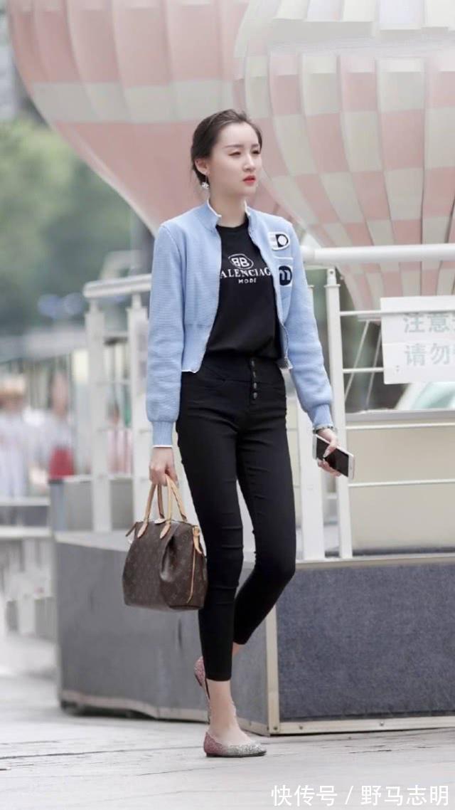 美女|街拍：气质大方的美女，灰色休闲装搭配牛仔裤，展现的腿部修长纤细