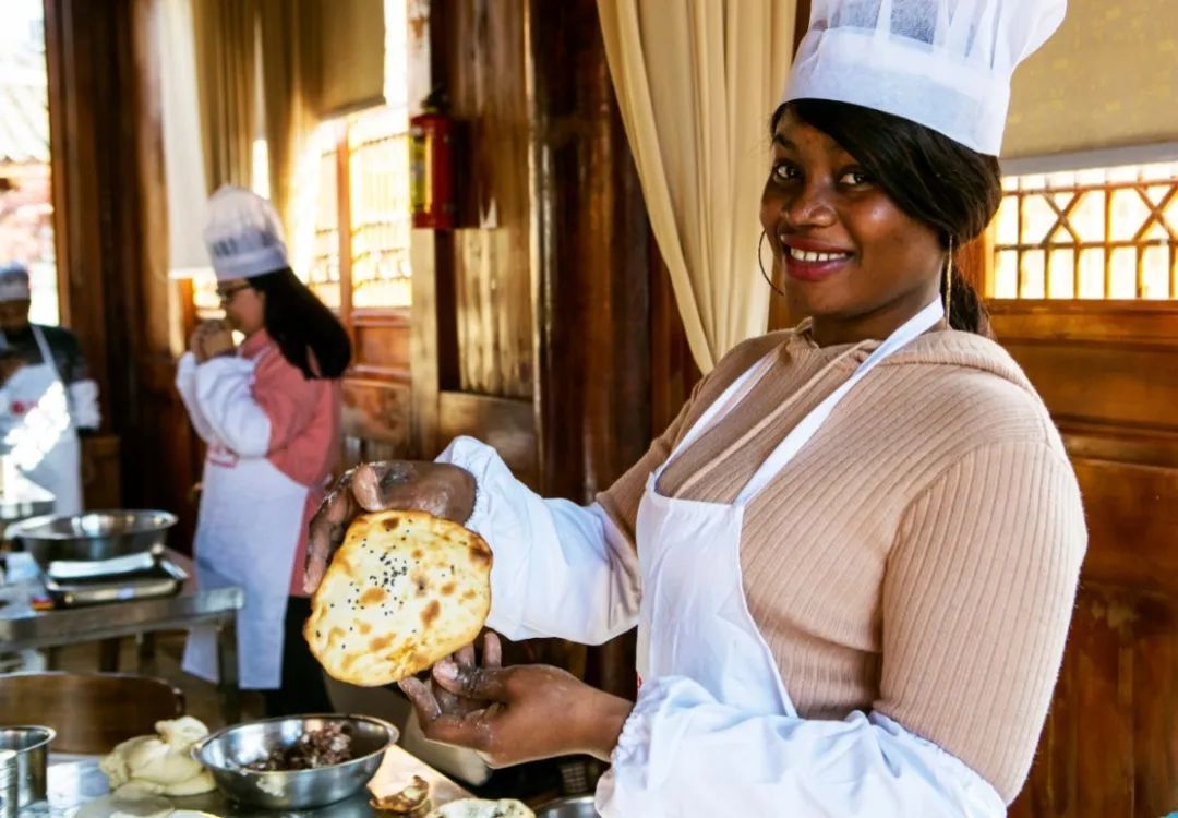 中年|外国人都过来学习,这个街边随处可见的小吃卖出了国际范