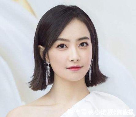 法式刘海 “发际线”高的女人,别扎马尾辫了!试试3种“减龄发”,太洋气