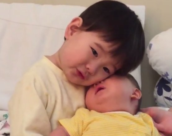 妹妹|妹妹哭闹不停，哥哥抱起二宝满脸的溺爱，网友：有哥的妹妹像个宝