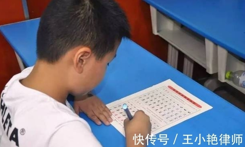 课堂笔记#赵今麦晒校园生活,硬笔书法很惊艳,提醒:规范写作的重要性